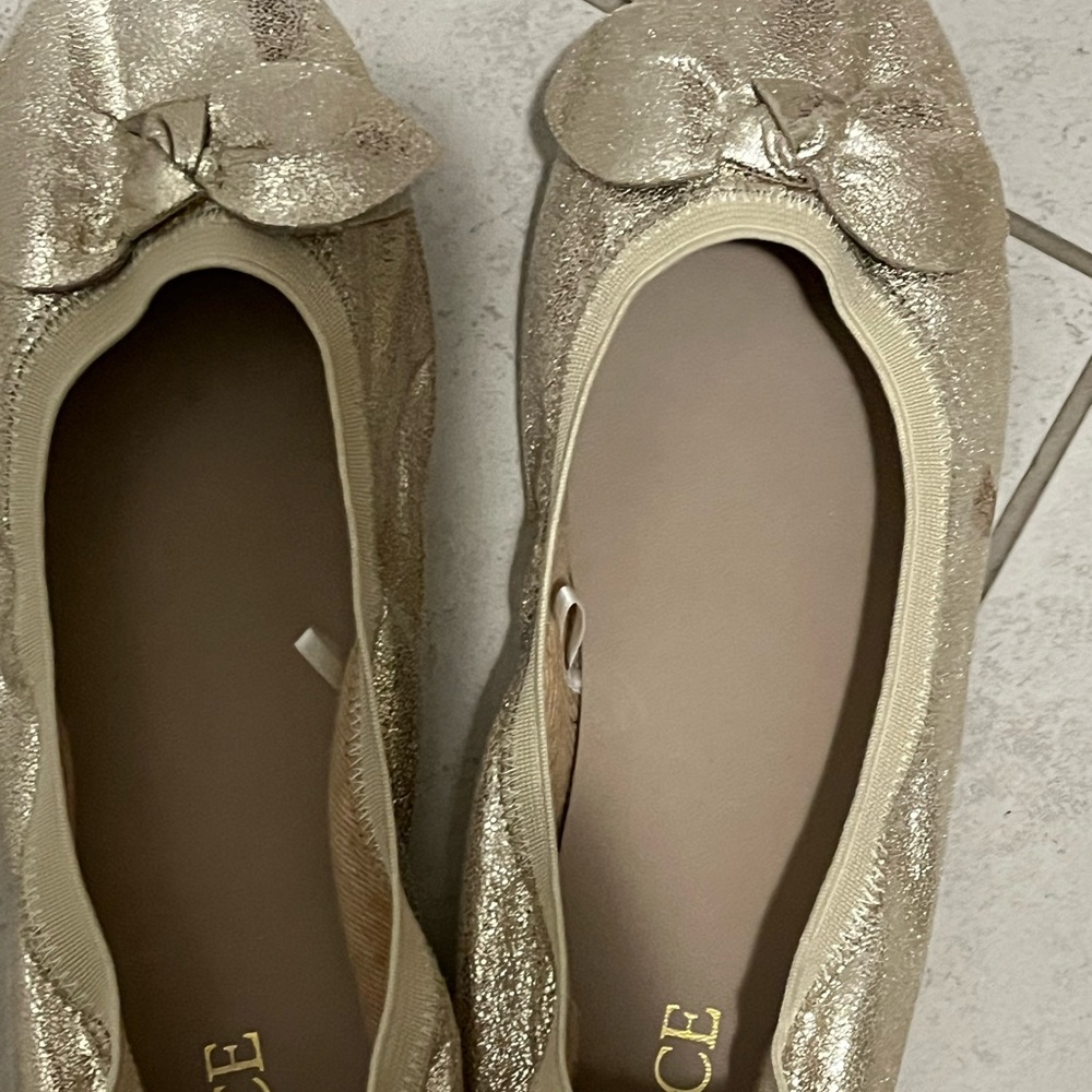 Girl’s golden flat shoes, Size US 3 Y